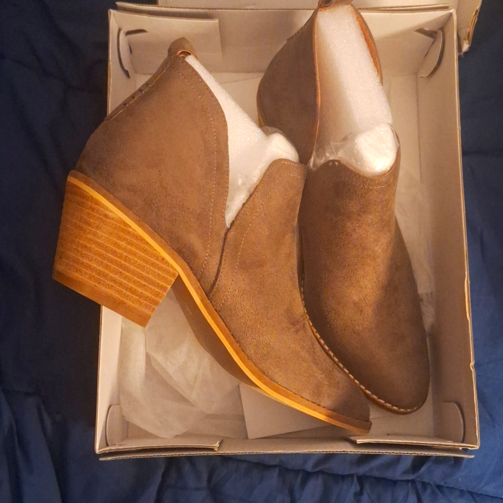 Corkys size 9 Taupe Stassi booty